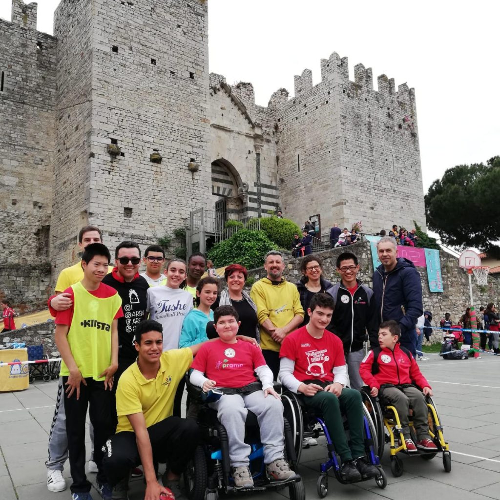 Foto di gruppo della squadra davanti al Castello dell'Imperatore di Prato